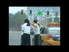 2 Bayan Polis Sokak Ortasında Kavga Ediyor